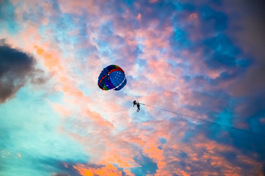 天空中的滑翔伞