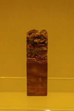 清寿山石透雕三鱼海水钮印章