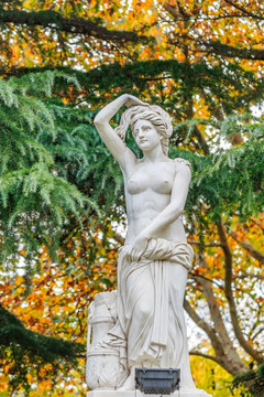 欧洲女性汉白玉雕塑