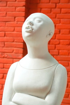 白色人物雕塑