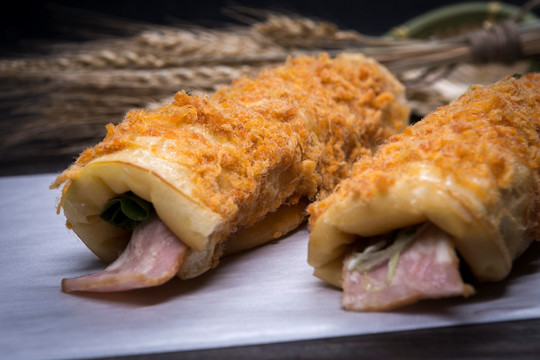 肉松培根卷面包