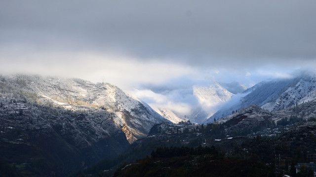 雪山日照金山