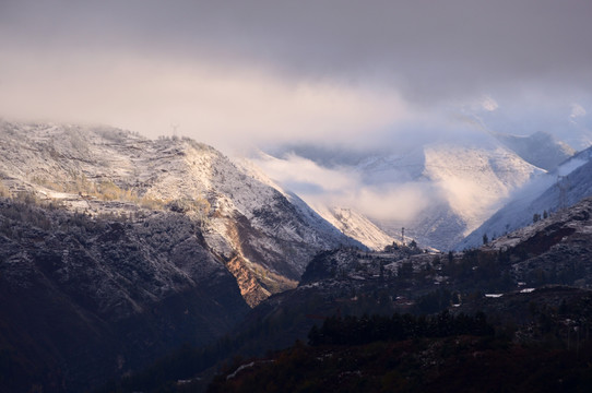 雪山日照金山