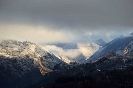 雪山日照金山
