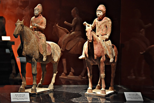 唐代陶彩绘骑马俑