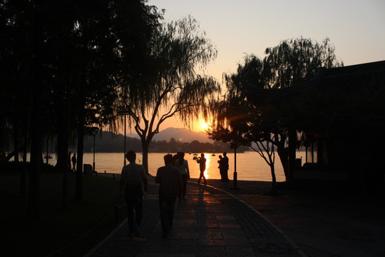 西湖夕阳剪影
