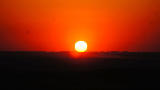 青海海西都兰草原日落夕阳