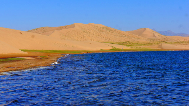 青海海西乌兰金子海沙漠湖泊