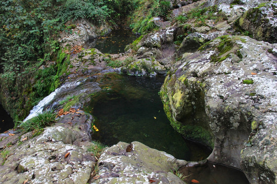 溪流岩石上的天坑
