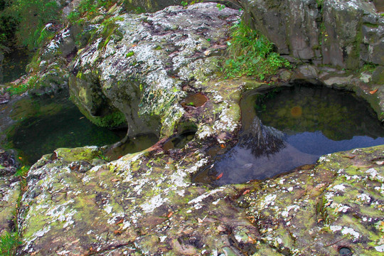 溪流岩石上的天坑
