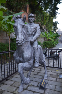 骑马的战士雕塑