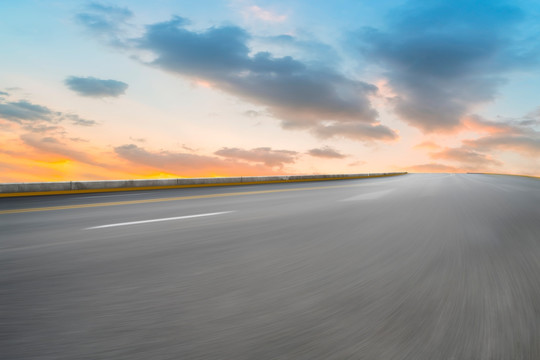 高速公路和天空云彩