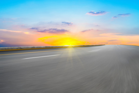 高速公路和天空云彩