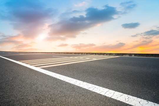 道路路面和天空云彩