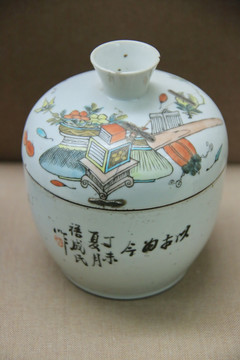 清代五拱图瓷罐