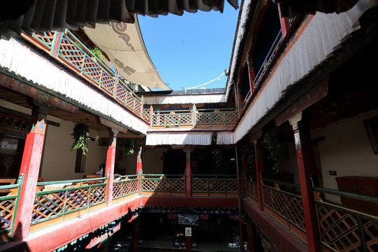 尧西平康藏式古建酒店中庭