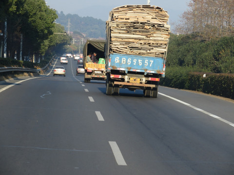 高速公路上小货车