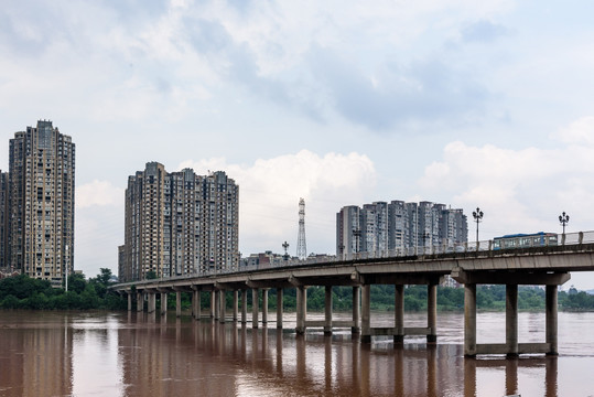 江岸城市跨江大桥城市倒影