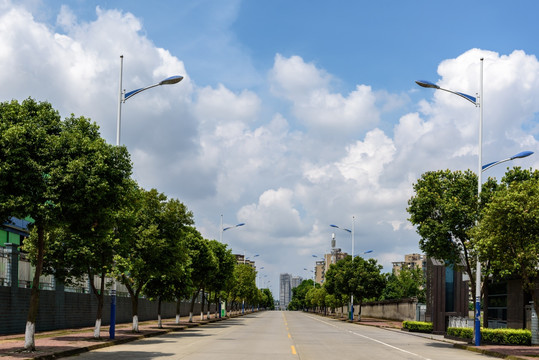 蓝天白云城市街道