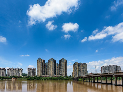 江岸城市蓝天白云高楼大厦倒影