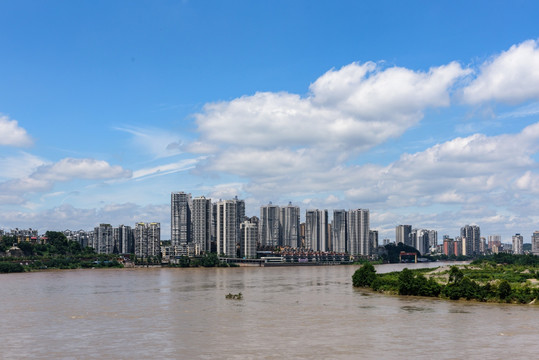 乐山港城市建筑江边倒影