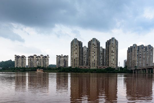 乐山港城市建筑江边倒影