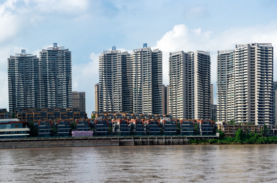 乐山港城市建筑江边倒影