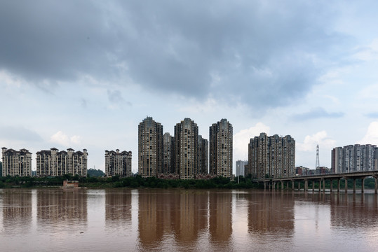 乐山港城市建筑江边倒影