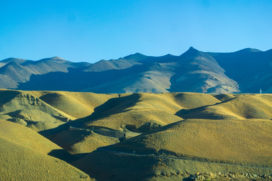 西藏阿里的山丘