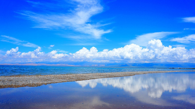 青海湖蓝天白云蔚蓝