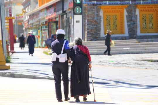 青海玉树街头女警扶老人过马路