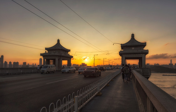 长江大桥的夕阳