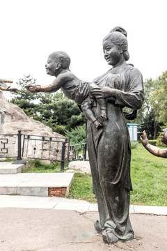 抱着孩童的母亲雕像
