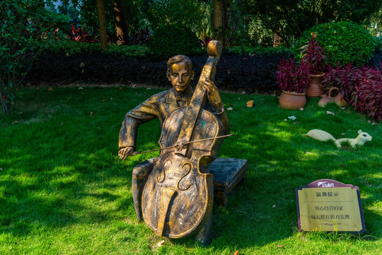 拉大提琴的艺术家雕塑