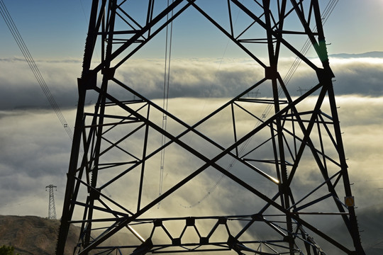 电力铁塔高压电线云海
