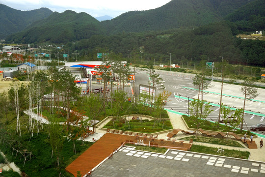 俯拍韩国内麟川服务区停车场路桥