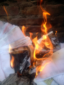火烧废纸