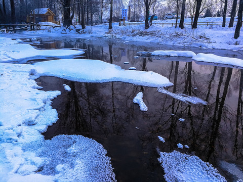 冰雪河流清晨