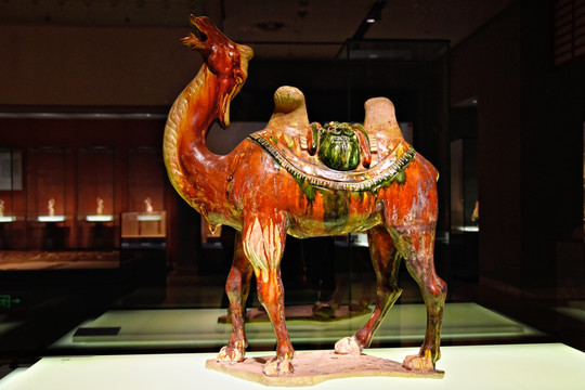 唐代三彩釉陶双峰骆驼