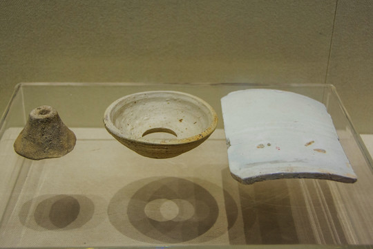馒头形窑具顶钵与白瓷板瓦
