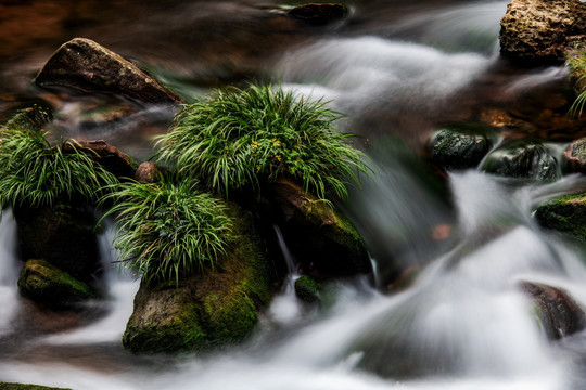 山间流水