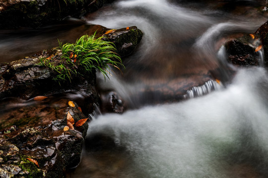 山间流水