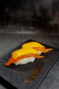 芒果三文鱼寿司