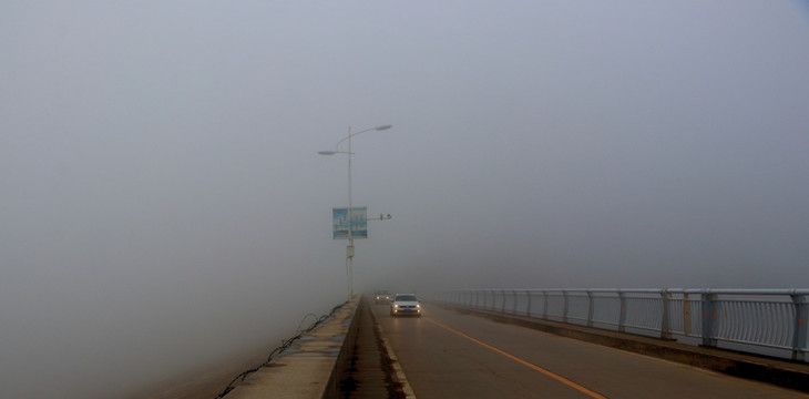 雾天里的桥面