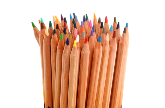一捆削尖的彩色铅笔