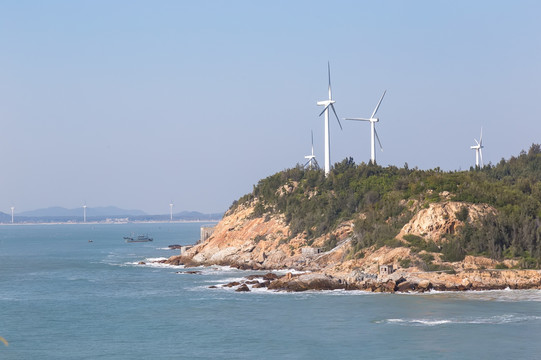 海岸线边的风力发电站