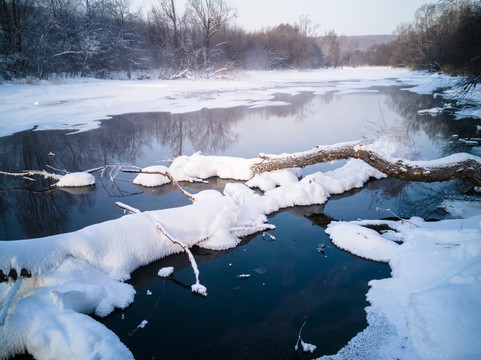 冬季冰雪覆盖的河流