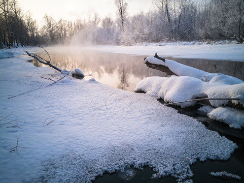 冬季冰雪河流的早晨