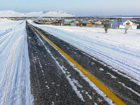 冬季积雪的柏油路面