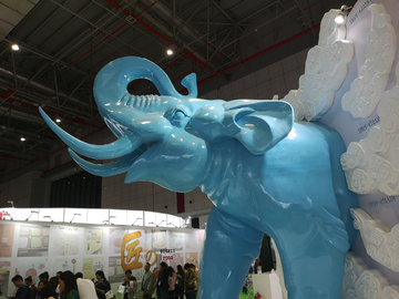 蓝色大象雕塑